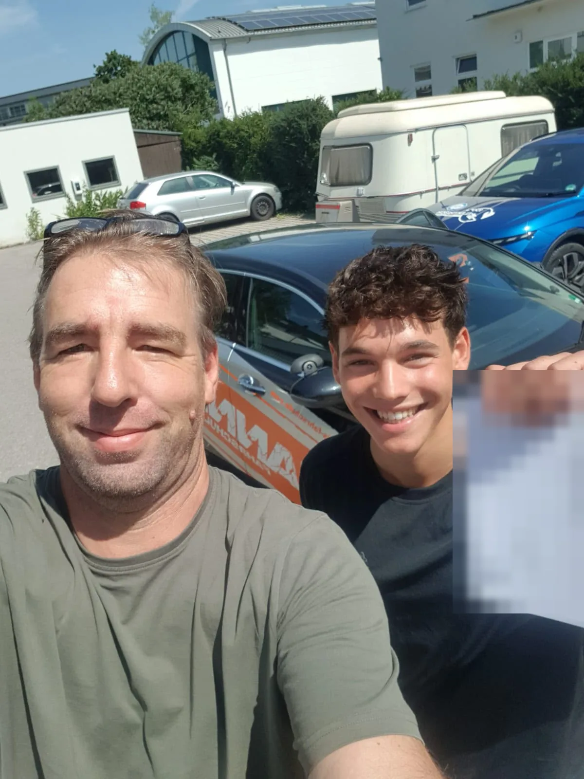 Fahrlehrer und Fahrschüler mit Bescheinigung nach der Prüfung