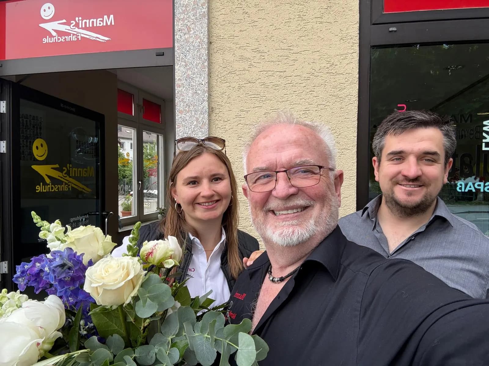 Manni mit Team vor Manni's Fahrschule in Herrsching am Ammersee