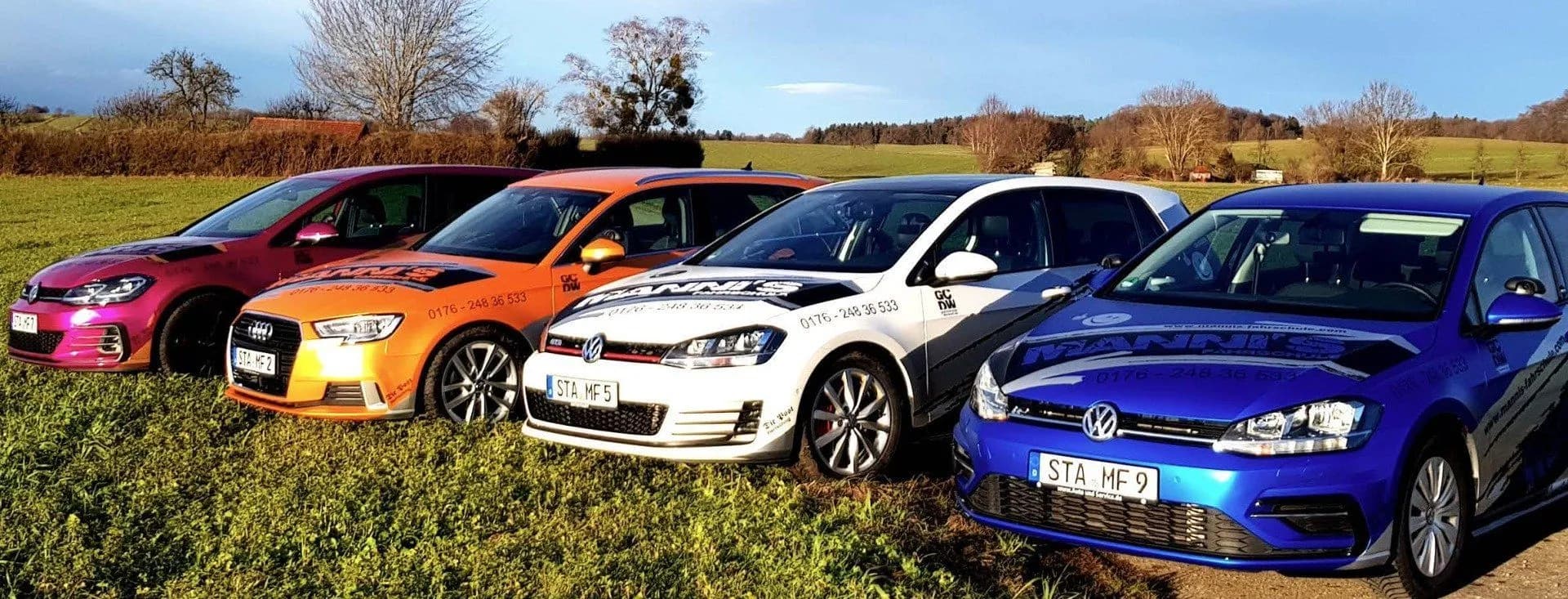 Fahrschulautos von Manni's Fahrschule in einer Reihe