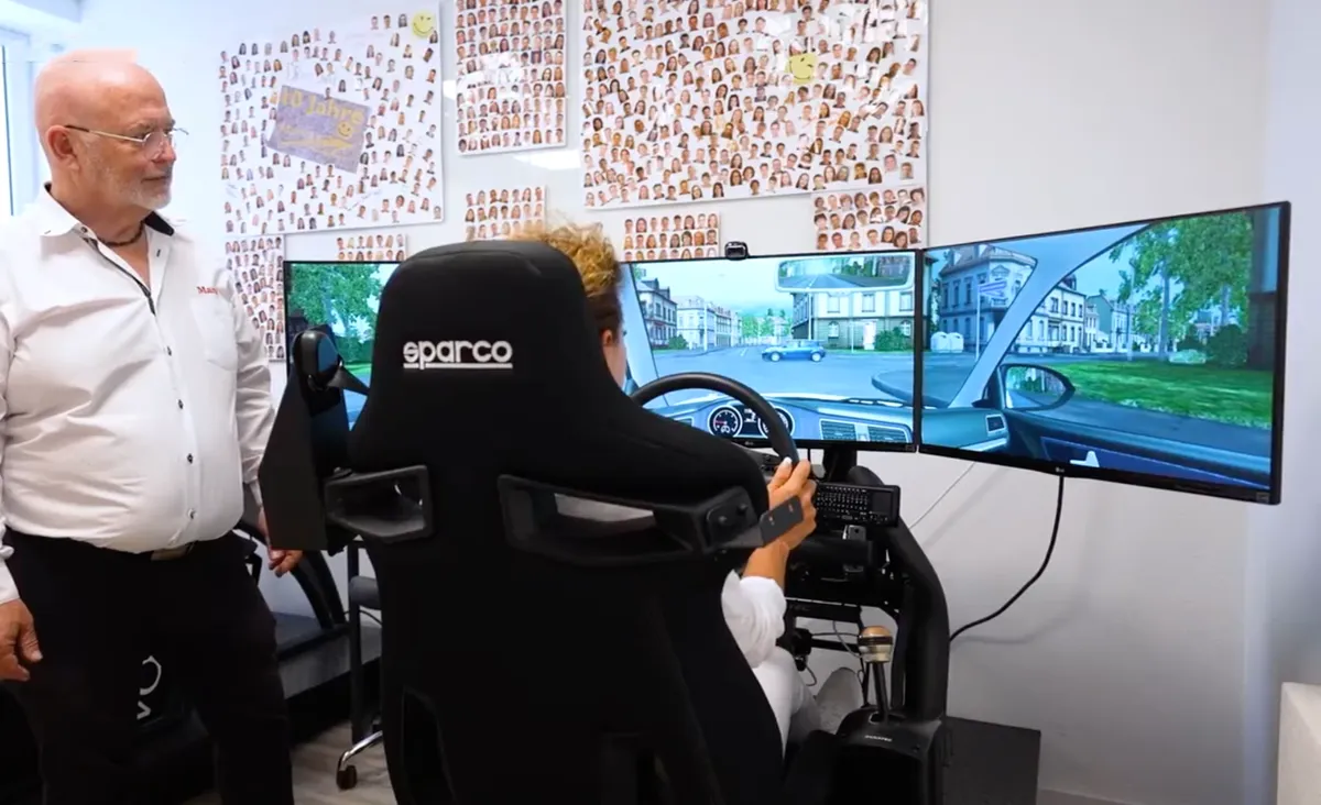 Fahrsimulator bei Manni's Fahrschule Herrsching — Cockpit-Ansicht mit Lenkrad und Monitoren